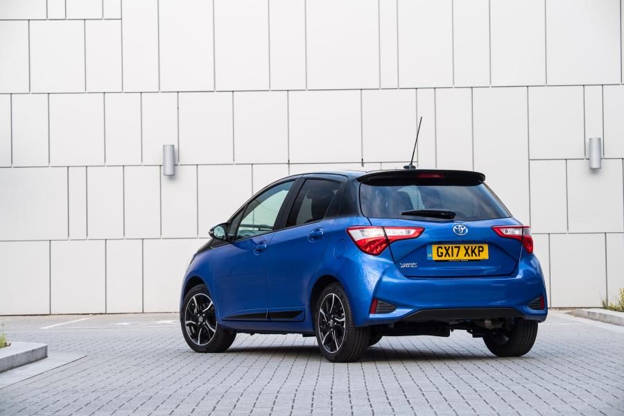  Toyota Yaris Bi-Tone 2017 года  (UK) (фото 8 из 40)